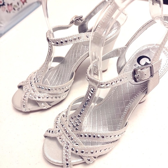 Gianni Bini - Silver Heels With a 4” heel, EMBELLISHED  size 6 Look New ❣️❣️❣️ - Picture 8 of 11